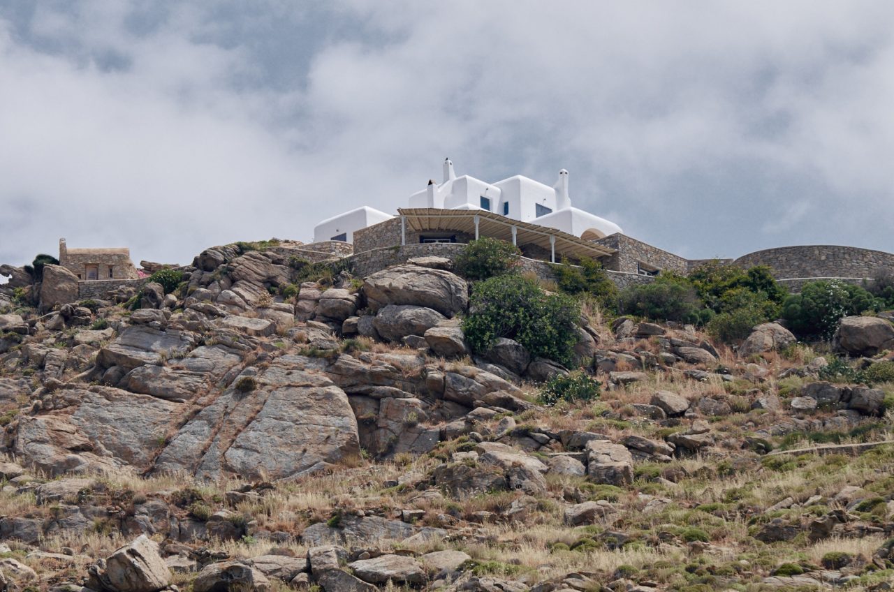 White house in Tourlos